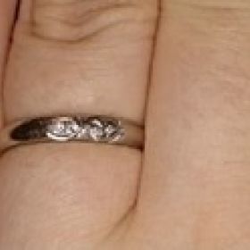 【4℃ BRIDAL(ヨンドシーブライダル)の口コミ】 デザインは可愛らしいものが多く感じました。
お値段も手が届きやすく、お…