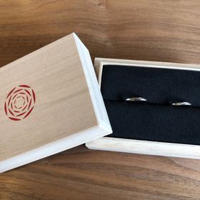 【出雲結(いずもゆい)の口コミ】 実際に指輪を見ていく中でこのデザインが1番かわいいと感じました。男性の…