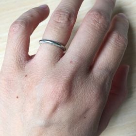 【ティファニー(Tiffany & Co.)の口コミ】 常に着ける指輪なので、飽きがこないデザインを選びました。
シンプルなも…