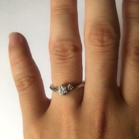 【festaria bijou SOPHIA(フェスタリア ビジュソフィア)の口コミ】 一般的な婚約指輪は、ダイヤ一粒というものが多いですが、ダイヤの横にピ…