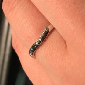 【エクセルコダイヤモンド(EXELCO DIAMOND)の口コミ】 金属の質感が滑らかで綺麗な点と全体的にシンプルなフォルムで上品な印象…