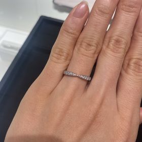 【ティファニー(Tiffany & Co.)の口コミ】 ティファニーの定番ハーモニーを試着しました。
真ん中の絞りとキラキラが…