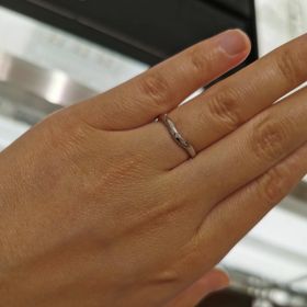 【ティファニー(Tiffany & Co.)の口コミ】 カーブドリングというデザインの指輪だそうで、女性らしく可愛らしいデザ…