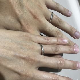 【TRECENTI(トレセンテ)の口コミ】 プラチナで、女性用は中央にダイヤモンドが散りばめられています。内甲丸…