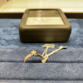 【4℃ BRIDAL(ヨンドシーブライダル)の口コミ】 小さなダイヤモンドがたくさん付いていて、いろいろな角度から見るとキラ…