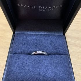 【ラザール ダイヤモンド(LAZARE DIAMOND)の口コミ】 旦那さんが一目惚れして購入しました。真ん中にくぼみのある少し太めのリ…