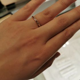 【ヴァンドーム青山(VENDOME AOYAMA)の口コミ】 指輪の上下には細かな玉を連続して彫り入れるミル打ちが施されています。…