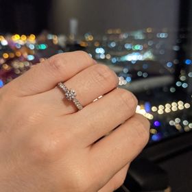 【ラザール ダイヤモンド(LAZARE DIAMOND)の口コミ】 いくつか比べ、ウィルが私の指には一番でした。
真ん中が絞られた形になっ…