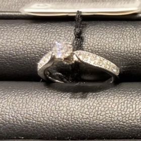 【エクセルコダイヤモンド(EXELCO DIAMOND)の口コミ】 プロポーズの際の箱を開けた時に指輪が1番輝いて見えるデザインだと思いま…