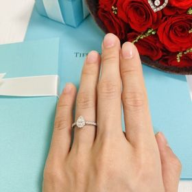 【ティファニー(Tiffany & Co.)の口コミ】 ペアシェイプの形がおしゃれだと思いました。ペアシェイプダイヤの周りを…