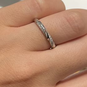 【エクセルコダイヤモンド(EXELCO DIAMOND)の口コミ】 ストレートタイプの指輪の中にダイヤモンドとプラチナの捻りデザインがあ…