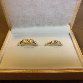 【ケイウノ ブライダル(K.UNO BRIDAL)の口コミ】 まず「ゴールドのフルオーダー」「Hのイニシャル」「左右対称のデザイン」…