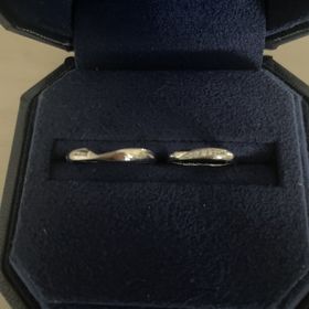 【ROYAL ASSCHER(ロイヤル・アッシャー)の口コミ】 女性側：ダイヤモンドが入っていて、それほど太くない、でもインパクトは…