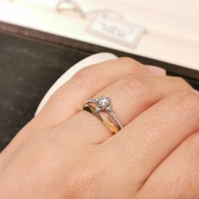 【CHARMY(チャーミー)の口コミ】 メインダイヤの周り、上下左右にブルーダイヤモンドがセットされていて、…