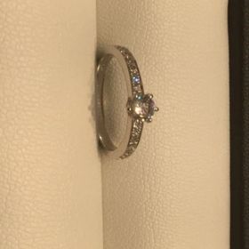 【GALA JEWELRY(ガラジュエリー)の口コミ】 婚約者と二人で話し合い、シンプルでスタンダードなデザインが結局付けや…