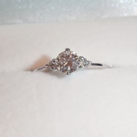 【宝寿堂(ほうじゅどう)の口コミ】 お店の方が似合う指輪を何個か選んで頂いて、沢山試着させて頂きました。
…