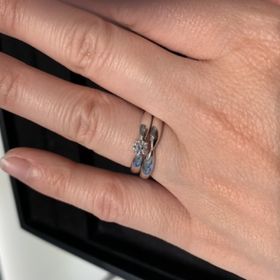 【ティファニー(Tiffany & Co.)の口コミ】 婚約指輪・結婚指輪共に、色々なブランド店をまわりましたが、柔らかい曲…