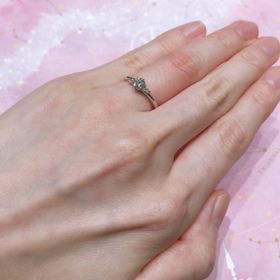 【アイプリモ(I-PRIMO)の口コミ】 メレで横に2つずつ小さいダイヤついていることで、全体的に見てバランスが…