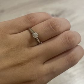 【カルティエ(Cartier)の口コミ】 初め、婚約指輪を探し始めていた時はサイドにメレダイヤがついてるものが…