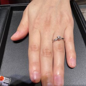 【エクセルコダイヤモンド(EXELCO DIAMOND)の口コミ】 主役であるダイヤモンドを最大限に目立たせるとても素敵なデザインです。
…