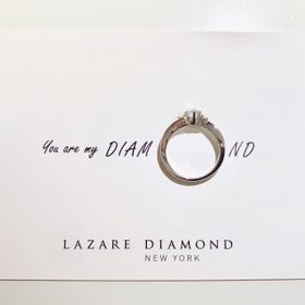 【ラザール ダイヤモンド(LAZARE DIAMOND)の口コミ】 結婚指輪と一緒にはめても合うようなデザインにしました。
王道な形かつシ…