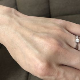 【アイプリモ(I-PRIMO)の口コミ】 指輪は、指につけるときれいに見えるウェーブのデザインを選びました。彼…