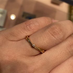 【ケイウノ ブライダル(K.UNO BRIDAL)の口コミ】 ファッションリングにも見えますがゴールドで細身の可愛らしいデザインで…