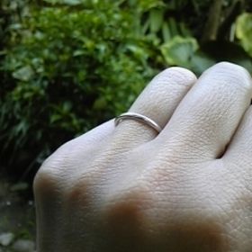 【STAR JEWELRY(スタージュエリー)の口コミ】 常に身に着ける指輪なので、飽きがこないデザインを選びました。
シンプル…