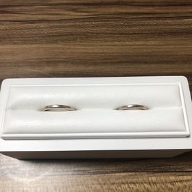 【N.Y.NIWAKA(ニューヨークニワカ)の口コミ】 外側がマット素材でシルバー。
内側がピンクゴールドでさりげない個性があ…