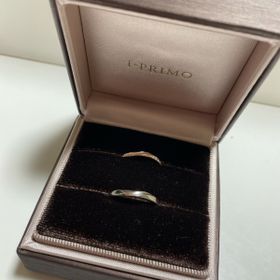 【アイプリモ(I-PRIMO)の口コミ】 ウェーブラインに､サイド５個ずつダイヤが付いてるデザインです｡中心部分…