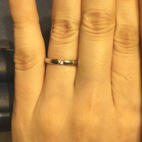 【銀座ダイヤモンドシライシの口コミ】 ダイヤモンドがリングに埋め込まれているのではなく、リングの端と端に挟…