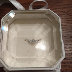 【4℃ BRIDAL(ヨンドシーブライダル)の口コミ】 主人が一人で選んで、一人で買ってきてくれたので彼の意見ですが、本体の…