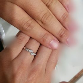 【ジュエリーツツミ(JEWELRY TSUTSUMI)の口コミ】 プラチナの質感が綺麗で指ざわりが良いのが決め手ですね。また他の人とあ…