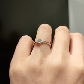 【銀座ダイヤモンドシライシの口コミ】 フィット感と、可愛い輝きに一目惚れしました。
何度も何度も色んな指輪を…