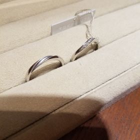 【TRECENTI(トレセンテ)の口コミ】 女性用は指輪自体はウェーブのデザインで、ダイヤは斜めに少し多めに入っ…