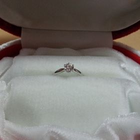 【WATANABE / 卸商社直営　渡辺の口コミ】 指輪の決め手は価格と品質が素晴らしかった点です。好みのシンプルなデザ…