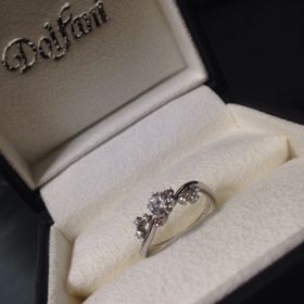 【Dolfani(ドルファーニ )の口コミ】 他店にはないピンクダイヤをふんだんに使ったリボン風の可愛らしいデザイ…