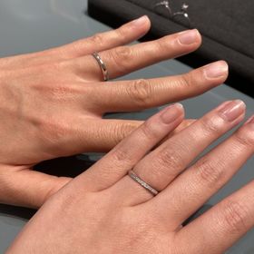 【GALA JEWELRY(ガラジュエリー)の口コミ】 当初はダイヤがないシンプルなデザインを探していましたが、このストレー…