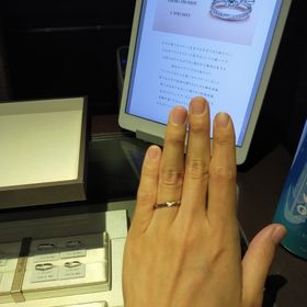 【アイプリモ(I-PRIMO)の口コミ】 細身で、ダイヤが３石。小さめで主張しすぎてなくて、素敵です。
つけ心地…