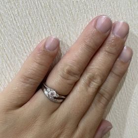 【エクセルコダイヤモンド(EXELCO DIAMOND)の口コミ】 最初は違うデザインを見に来店しました。
実際に着用すると緩かなカーブが…