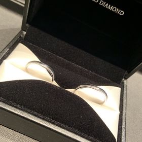 【エクセルコダイヤモンド(EXELCO DIAMOND)の口コミ】 デザインに一目惚れです。
ミル打ちですが、サイズ直しもできる点と、ウェ…