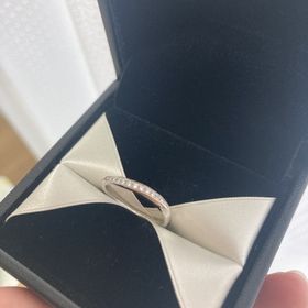 【エクセルコダイヤモンド(EXELCO DIAMOND)の口コミ】 同時に購入した婚約指輪とセットで着けられる形状とデザインであるところ…