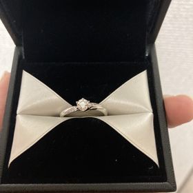 【エクセルコダイヤモンド(EXELCO DIAMOND)の口コミ】 【デザインについて】
流線型なので指が長く見えます。リング自体が細くゴ…