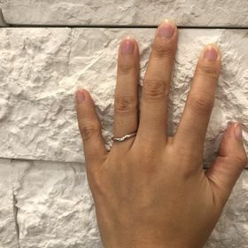 【snow(スノウ)の口コミ】 プラチナ製です。
S字で溝が貼ってある中にダイヤが埋め込んでありダイヤ…