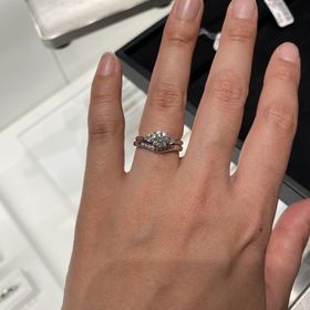 【ティファニー(Tiffany & Co.)の口コミ】 指馴染みがよく、ダイヤの大きさも上品でした。埋め込みタイプなので、普…