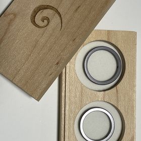 【SORA(ソラ)の口コミ】 指輪デザインはシンプル。
色々は自然な黒色。
錆びない。
素材は、金属の…