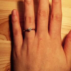 【俄(にわか)の口コミ】 婚約指輪は立て爪がいいと考えていました。
婚約する前は、むしろ婚約指輪…