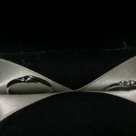 【エクセルコダイヤモンド(EXELCO DIAMOND)の口コミ】 新婦用リングのデザインが決め手でした。ダイヤモンドの3つの配列が真っ直…