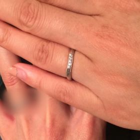 【エクセルコダイヤモンド(EXELCO DIAMOND)の口コミ】 細身で柔らかなV字のラインが印象的なリングです。細かい装飾など上品な印…