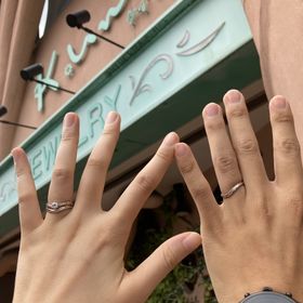 【ケイウノ ブライダル(K.UNO BRIDAL)の口コミ】 デザインがとても気に入りました。Vラインに、ピンクゴールドが入っている…